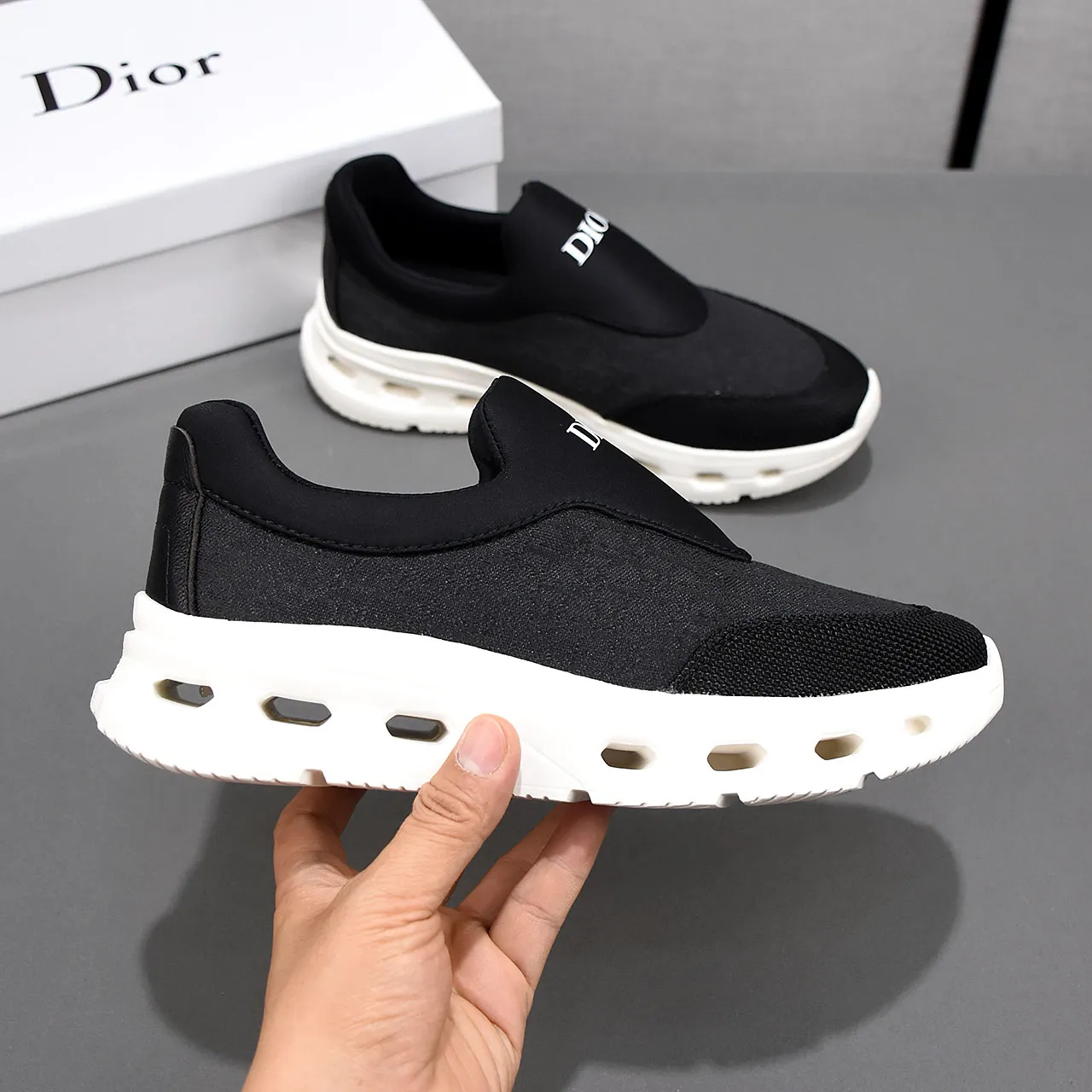 PP420🍒🍒🍒Dior's new 🆕low-cut casual sneakers, made of breathable mesh, with brand signature details on the shoe collar to enhance style. Fashionable and versatile, it can complement any look. With a sophisticated design that is both dynamic and modern, this new must-have shoe adds a new dimension to Dior's legacy, displaying modern elegance. Men's shoes 38-44 45🉑️customized